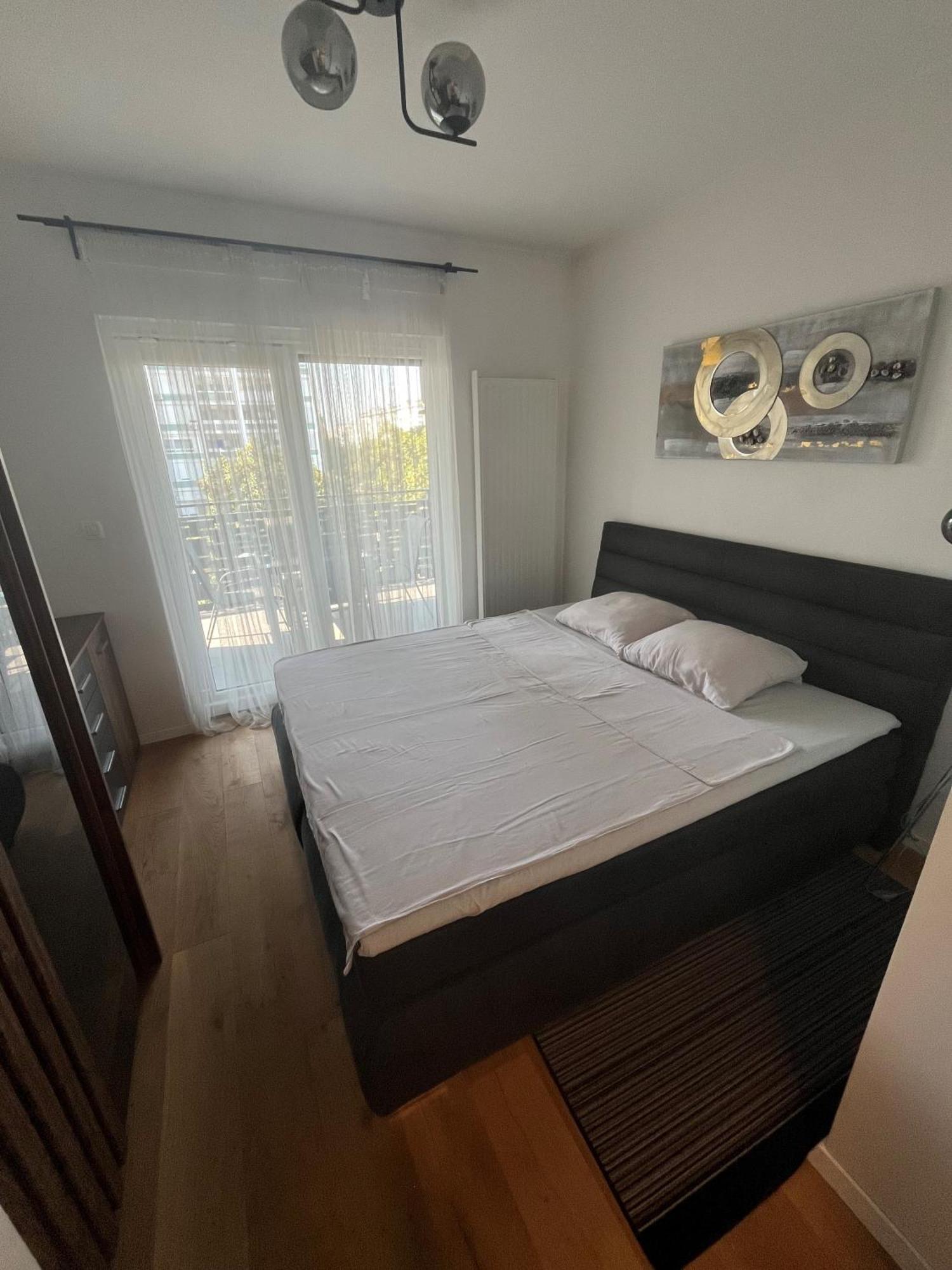 Apartment East With Private Parking *