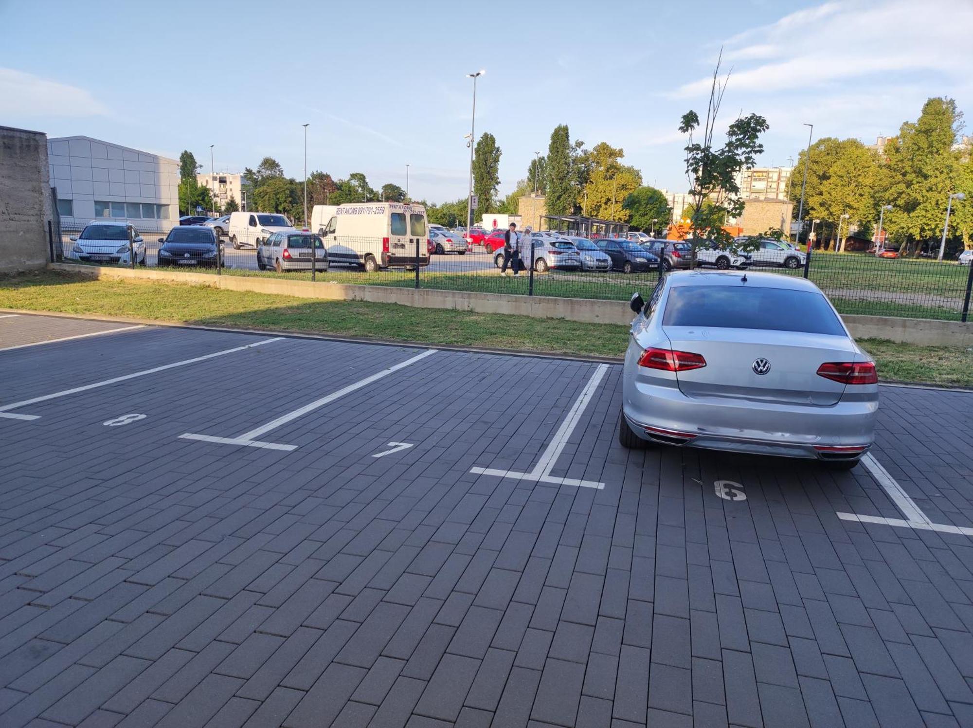 East With Private Parking Apartment